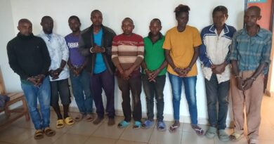 Gasabo: Polisi yafashe nyiri kabari afite amacupa 253 y’inzoga z’ibyuma yahishe,abandi 9 bafatwa bateka kanyanga mu bihuru Gasabo: Polisi yafashe nyiri kabari afite amacupa 253 y’inzoga z’ibyuma yahishe,abandi 9 bafatwa bateka kanyanga mu bihuru