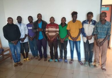 Gasabo: Polisi yafashe nyiri kabari afite amacupa 253 y’inzoga z’ibyuma yahishe,abandi 9 bafatwa bateka kanyanga mu bihuru Gasabo: Polisi yafashe nyiri kabari afite amacupa 253 y’inzoga z’ibyuma yahishe,abandi 9 bafatwa bateka kanyanga mu bihuru