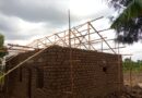 Ruhango:Umupfakazi w’abana 4 utishoboye yarimo yubakirwa inzu n’abagiraneza afite n’ibyangombwa, nyuma Meya Valens aramufunga bishyira benshi mu urujijo