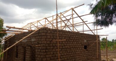 Ruhango:Umupfakazi w’abana 4 utishoboye yarimo yubakirwa inzu n’abagiraneza afite n’ibyangombwa, nyuma Meya Valens aramufunga bishyira benshi mu urujijo
