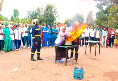 Amajyepfo: Polisi yahuguye abanyeshuri n’abakozi ba Kaminuza y’u Rwanda ishami rya Huye ku gukumira inkongi z’umuriro Amajyepfo: Polisi yahuguye abanyeshuri n’abakozi ba Kaminuza y’u Rwanda ishami rya Huye ku gukumira inkongi z’umuriro